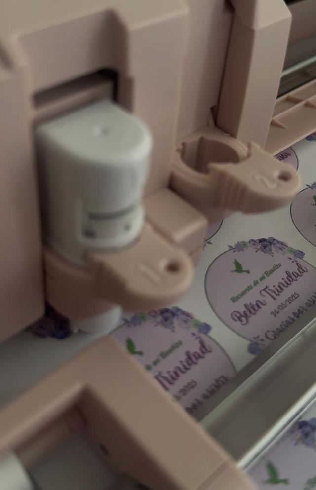 Plotter Cameo cortando stickers de bautizo